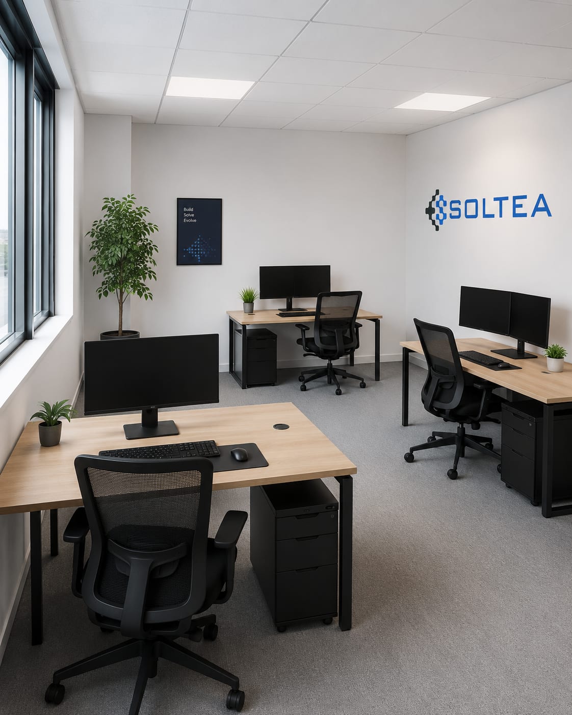 Open space operativo Soltea, con postazioni di lavoro e logo a parete
